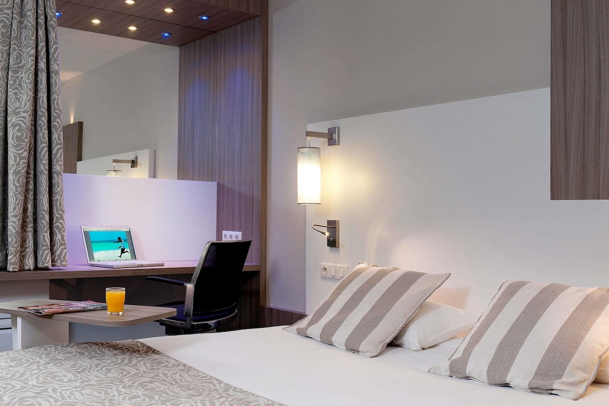 1 bedroom, premium bedding, desk, blackout curtains