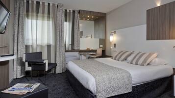 Rum - 1 dubbelsäng | 1 sovrum, sängtillbehör av högsta kvalitet och skrivbord