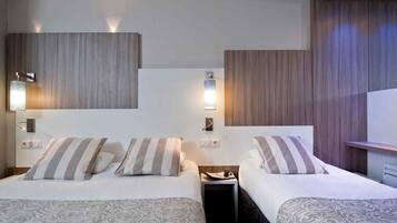 1 sovrum, sängtillbehör av högsta kvalitet och skrivbord