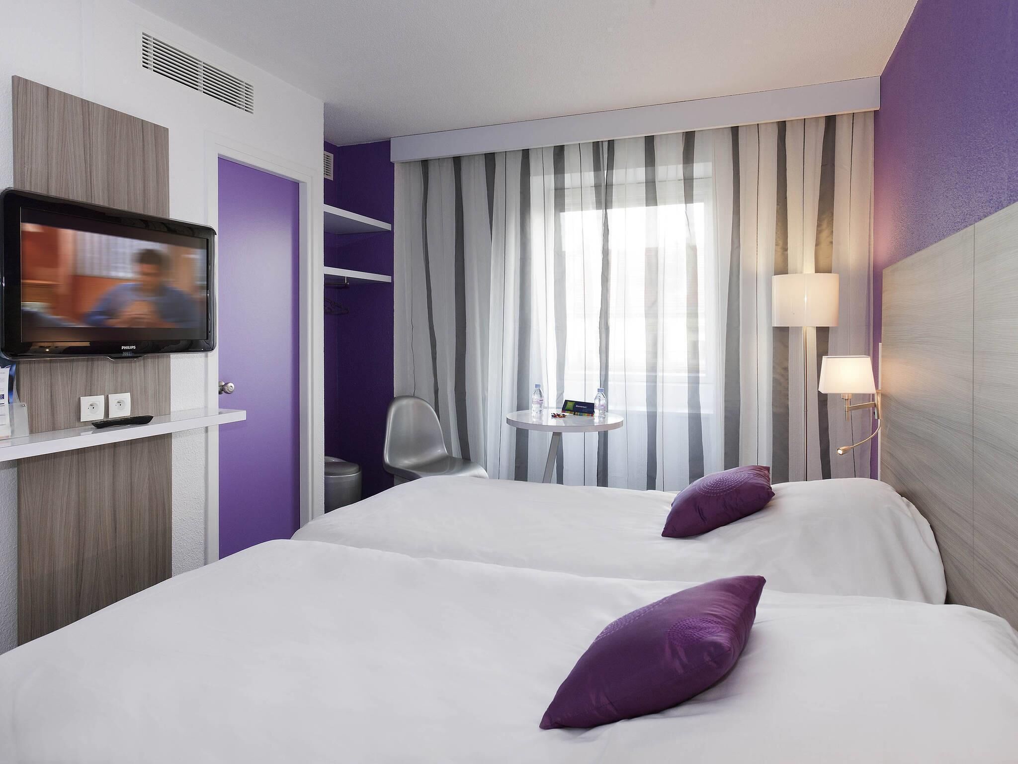 Standaard kamer, 2 eenpersoonsbedden | Een bureau, een strijkplank/strijkijzer, gratis wifi, beddengoed