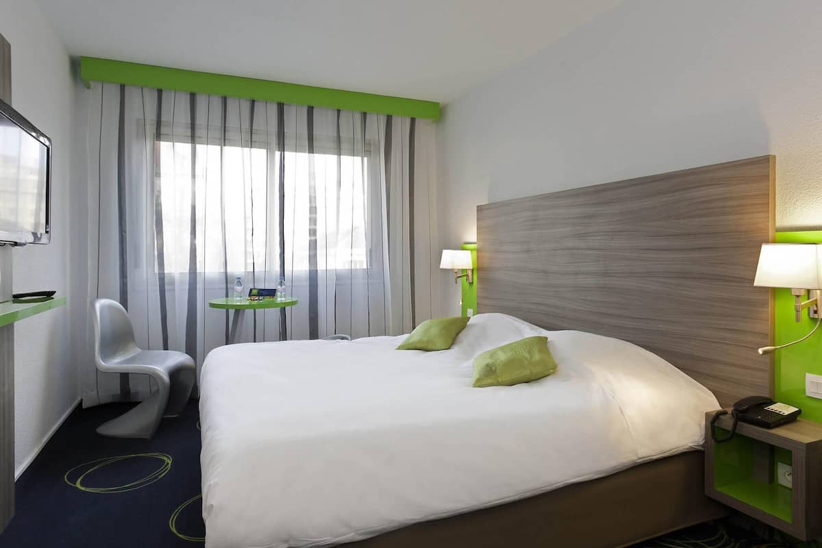 Chambre Standard, 1 lit double | Bureau, fer et planche Ă repasser, Wi-Fi gratuit, draps fournis