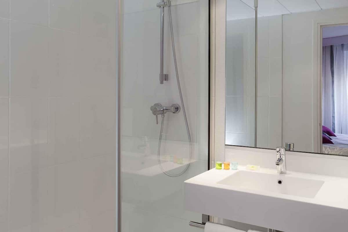 Habitació estàndard, 1 llit doble | Escriptori, planxa i posts de planxar, wifi gratuïta i roba de llit