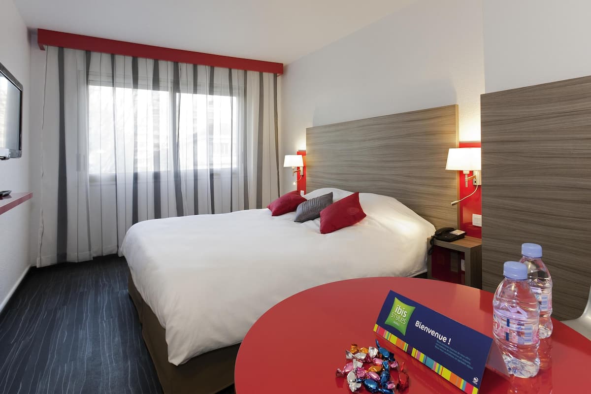 Chambre Standard, 1 lit double | Bureau, fer et planche Ă repasser, accĂšs au Wi-Fi (inclus)
