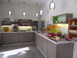 Desayuno buffet diario (EUR 12 por persona)