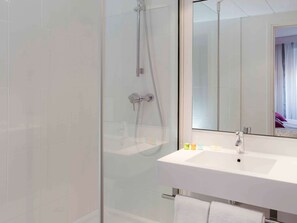 Habitación estándar, 1 cama doble | Escritorio, tabla de planchar con plancha, wifi gratis y ropa de cama
