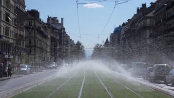 Vías de tranvía con edificios a ambos lados y un cielo despejado.
