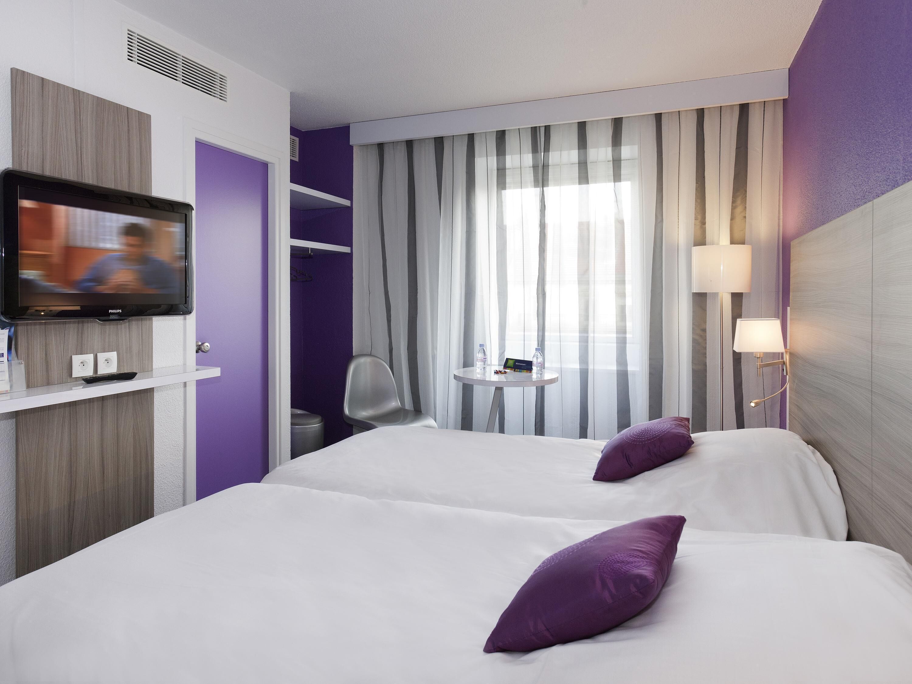 Habitación estándar, 2 camas individuales | Escritorio, tabla de planchar con plancha, wifi gratis y ropa de cama