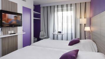 Quarto standard, 2 camas de solteiro | Escrivaninha, ferros/tábuas de passar roupa, Wi-Fi de cortesia