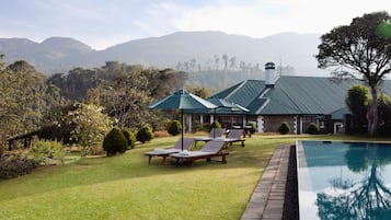 5 outdoor pools, pool umbrellas, sun loungers