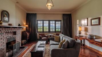 Master Suite | Living area | IPod dock