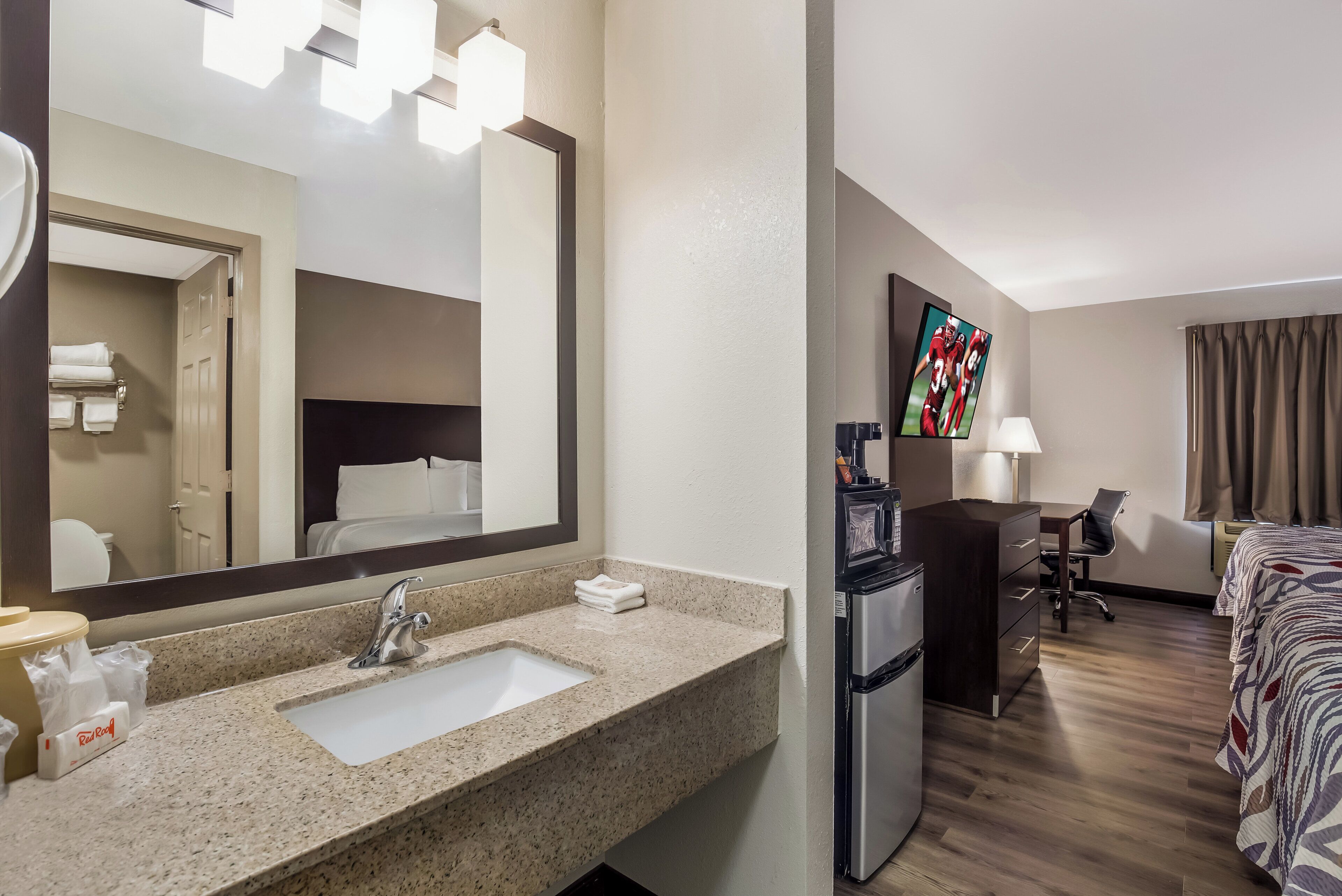 Deluxe Room, 2 Queen Beds (Smoke Free) | Bathroom