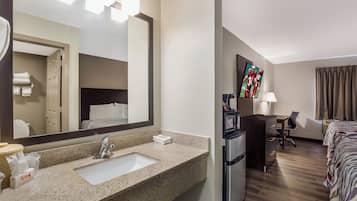 Deluxe Room, 2 Queen Beds (Smoke Free) | Bathroom