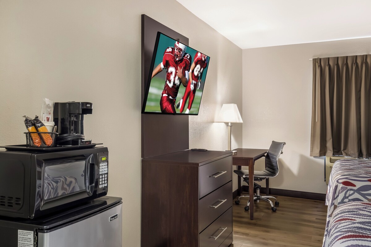 Deluxe Room, 1 Queen Bed, Accessible (Roll In Shower, Smoke Free) | Desk, iron/ironing board, free WiFi, alarm clocks