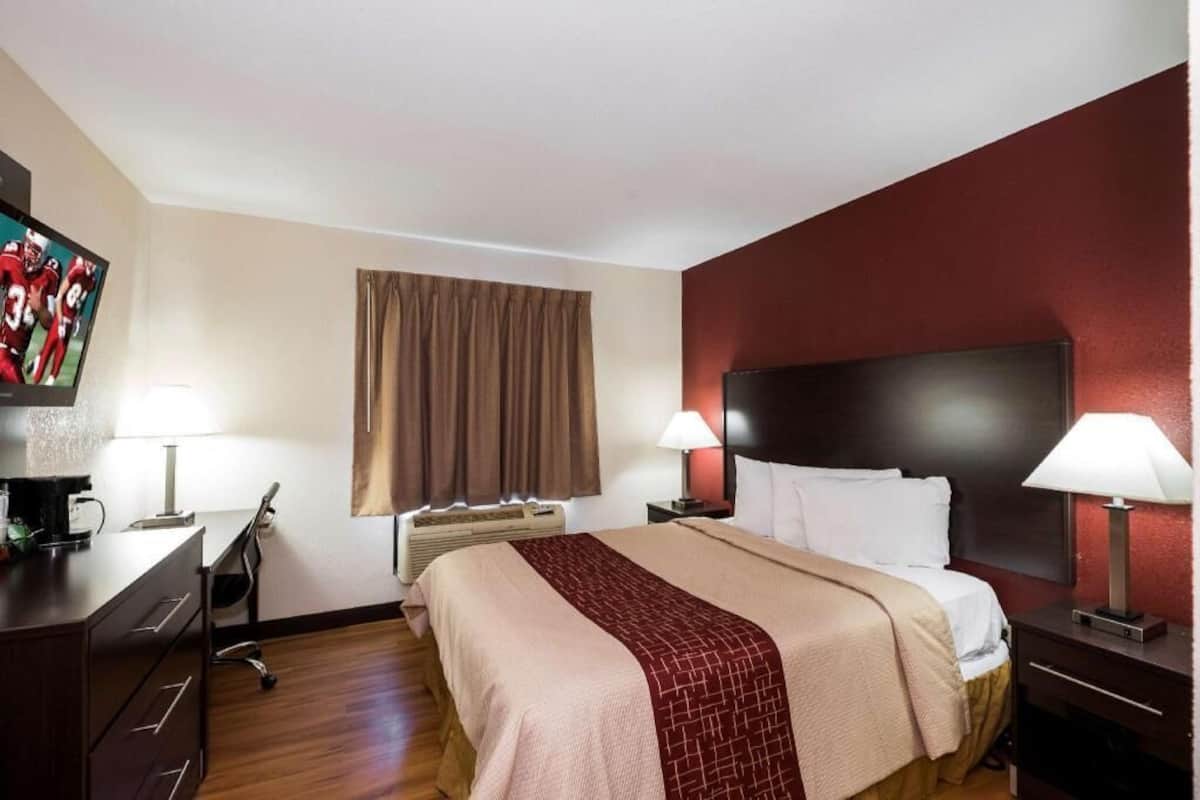 Desk, iron/ironing board, free WiFi, bed sheets