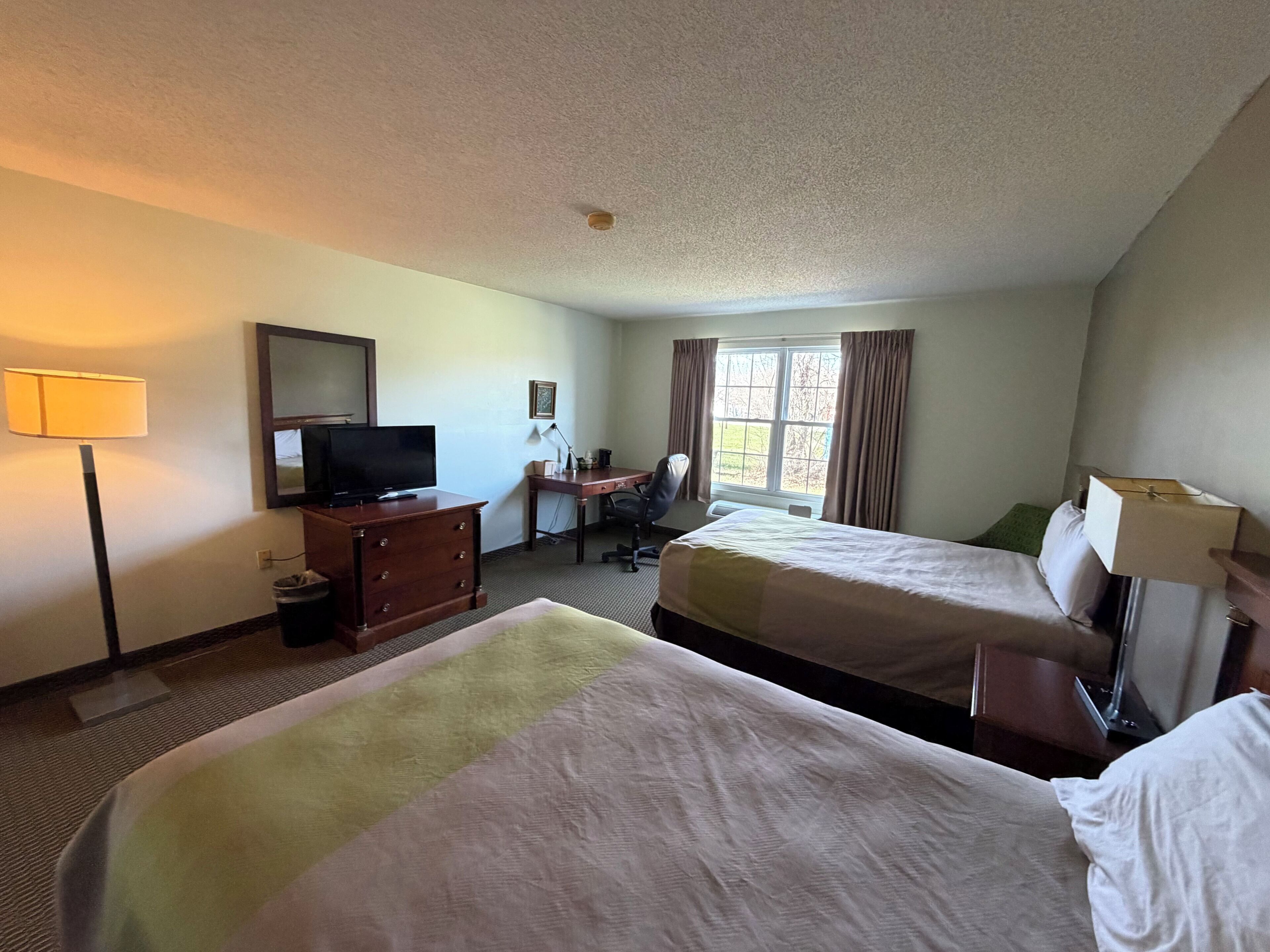 2 Queen Beds Accessible Non-Smoking | 加厚床垫、办公桌、熨斗/熨衣板、免费 WiFi