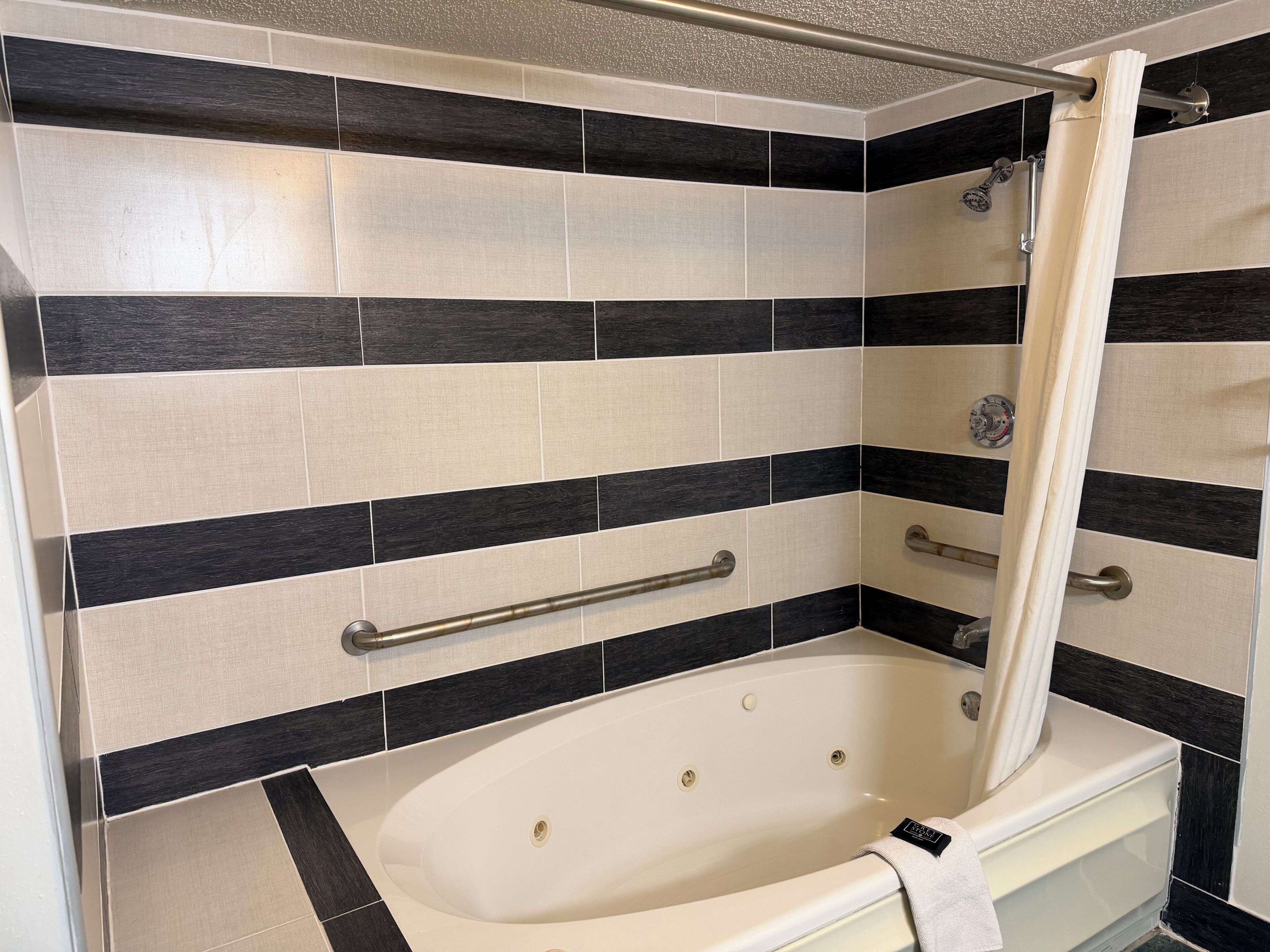 Honeymoon suite, niet-roken | Badkamer | Gratis toiletartikelen, een haardroger, handdoeken