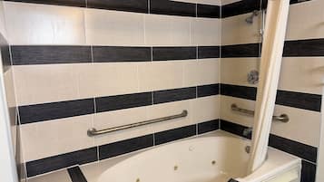 Honeymoon suite, niet-roken | Badkamer | Gratis toiletartikelen, een haardroger, handdoeken