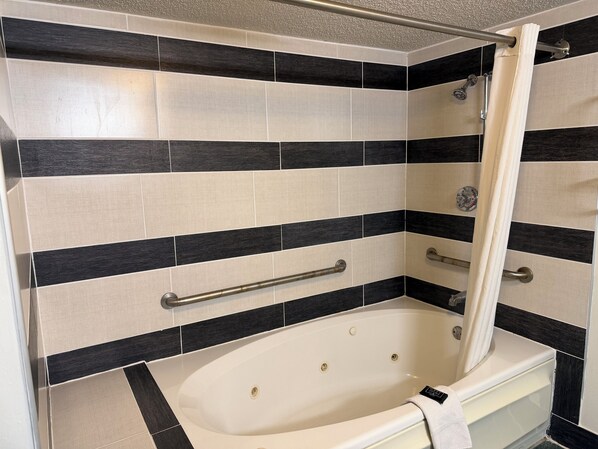 Honeymoon Suite, Non Smoking | Bathroom | Free toiletries, hair dryer, towels