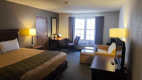 1 Suite King Bed Non-Smoking Whirlpool | Desk, iron/ironing board, free WiFi, bed sheets. Royal Inn Rockville IN by Hotel O
