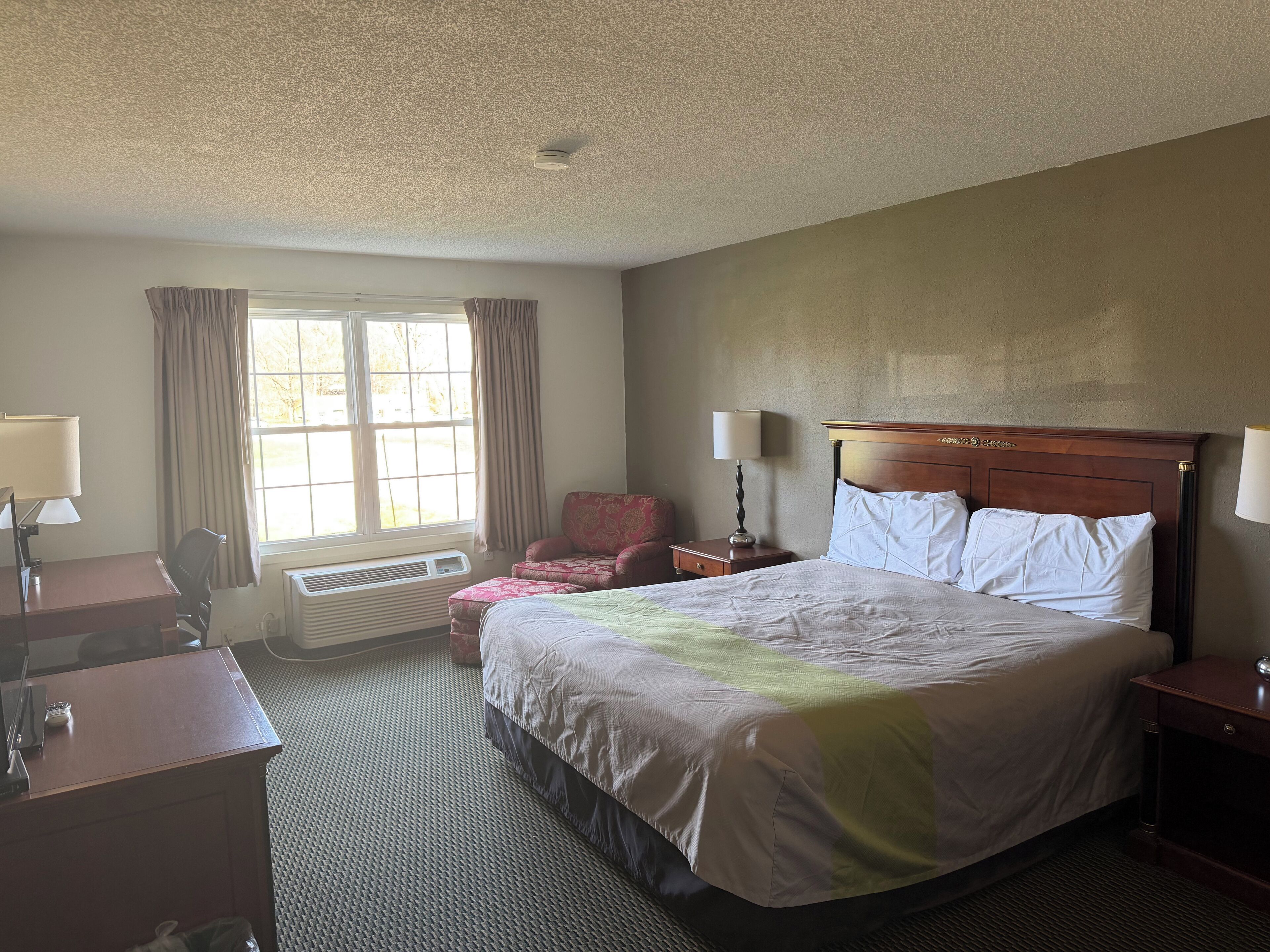 غرفة - سرير ملكي - لغير المدخنين | أسرّة بطبقة علوية مريحة ومكتب ومكواة/لوح كي وواي فاي مجانًا