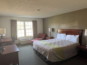 Rom, 1 kingsize-seng, ikke-røyk | Senger med overmadrass, skrivebord og strykejern/-brett