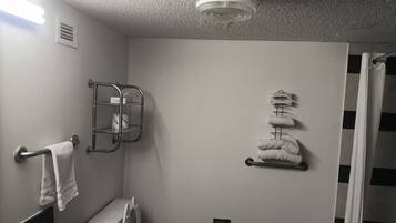 1 Suite King Bed Non-Smoking Whirlpool | バスルーム | シャワー付き浴槽、ヘアドライヤー、タオル