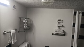 1 Suite King Bed Non-Smoking Whirlpool | Banheiro | Produtos de toalete grátis, secador de cabelo, toalhas de banho 
