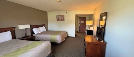 2 Queen Beds Accessible Non-Smoking | ピロートップベッド、デスク、アイロン / アイロン台、WiFi (無料)