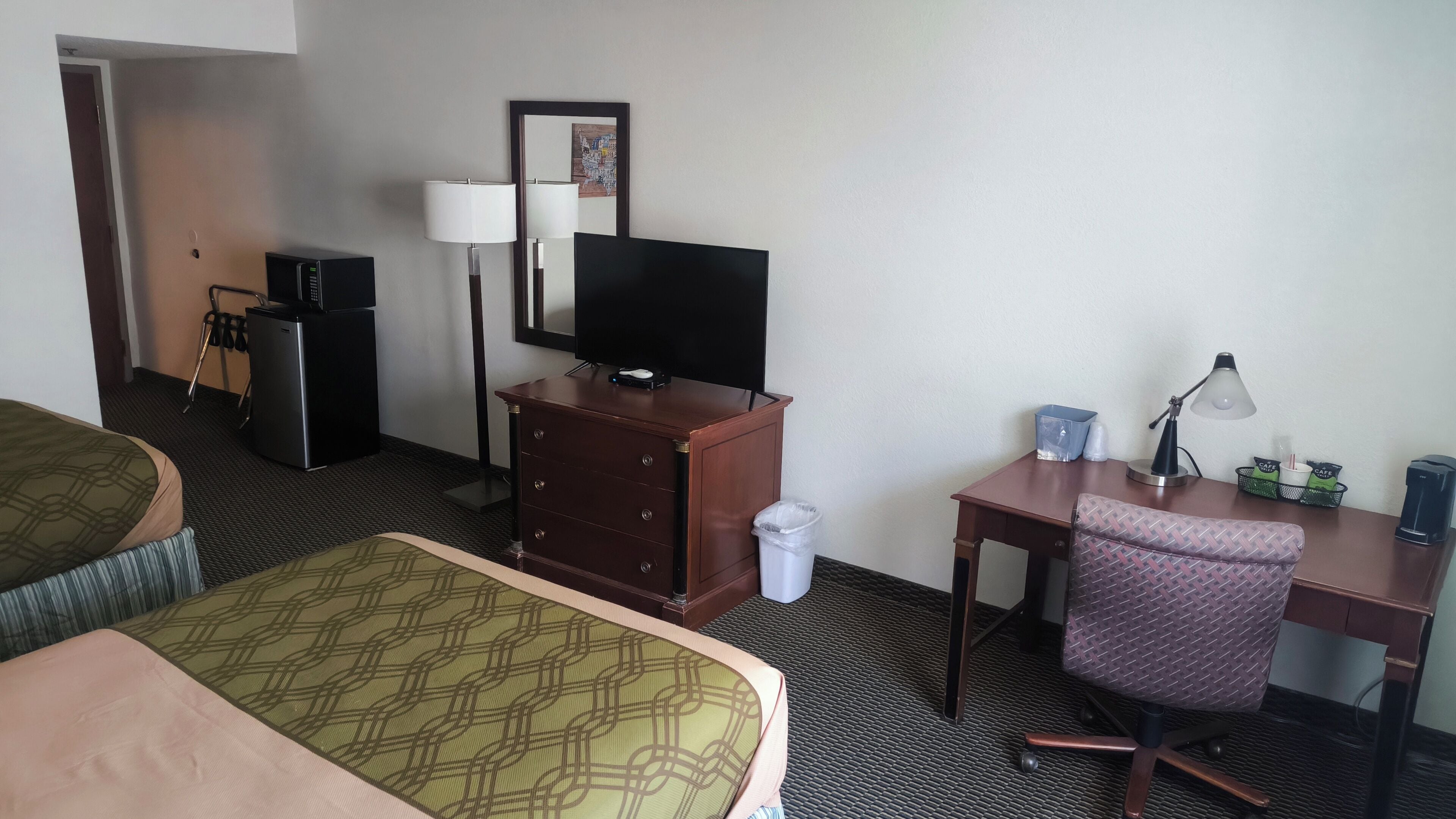 Chambre, 2 grands lits, non-fumeur | Bureau, fer et planche à repasser, accès au Wi-Fi (inclus)