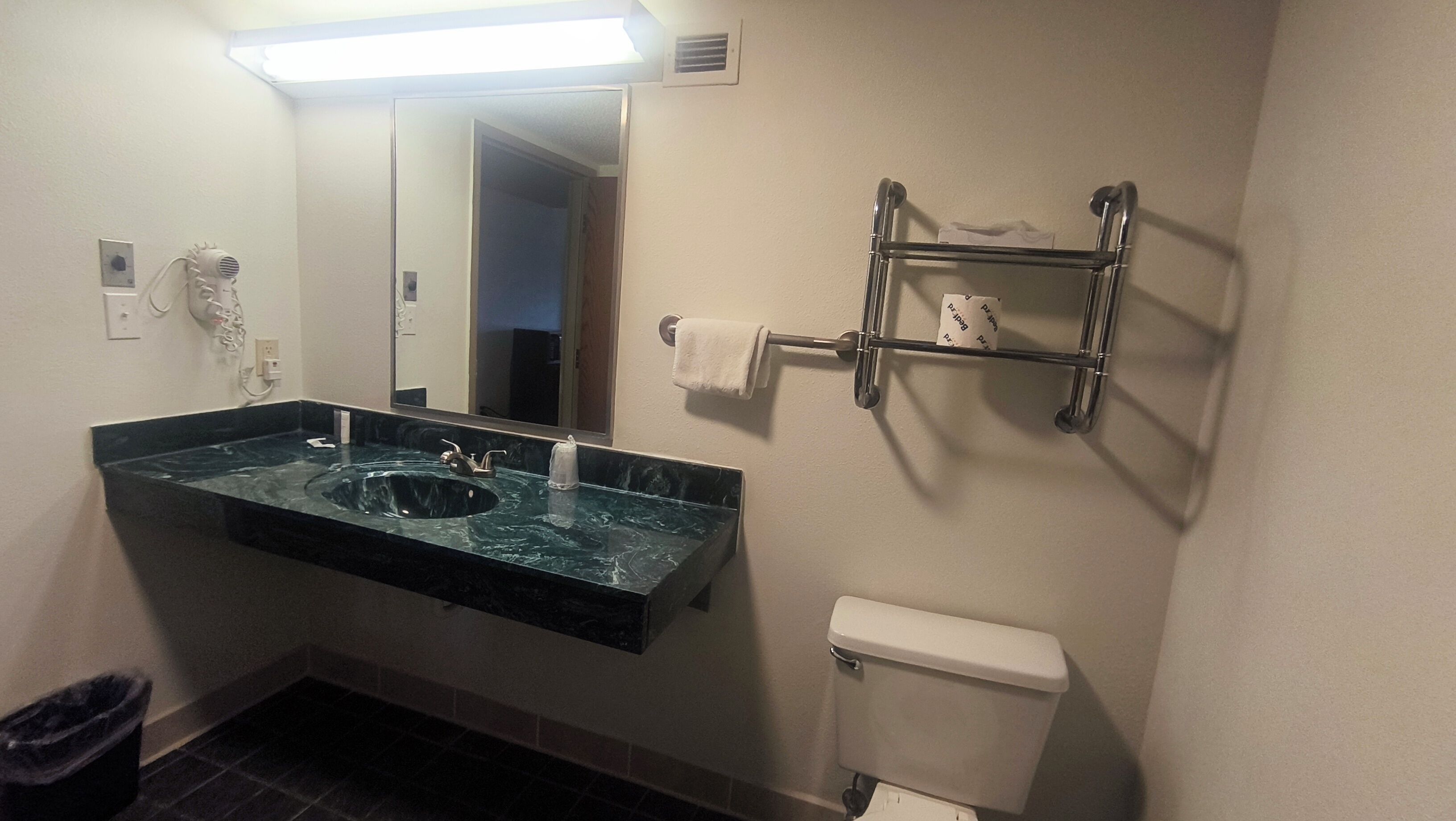 2 Queen Beds Non-Smoking with Whirlpool | Bathroom