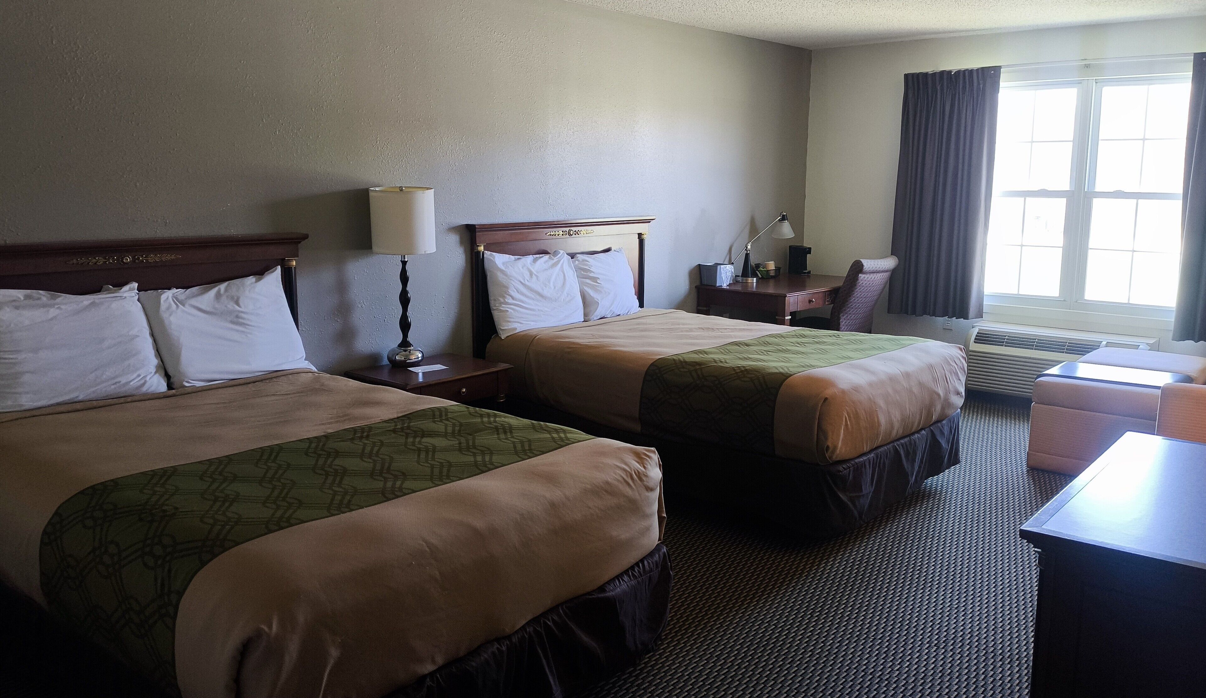 2 Queen Beds Non-Smoking with Whirlpool