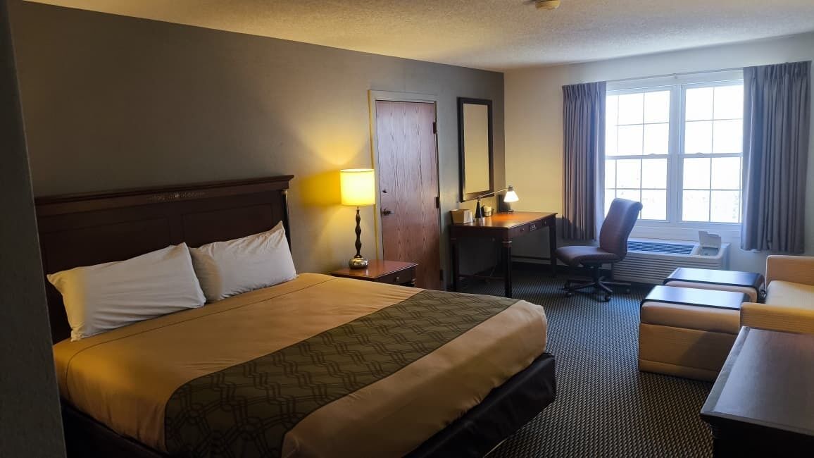 1 Suite King Bed Non-Smoking Whirlpool | Pillowtop beds, desk, iron/ironing board, free WiFi