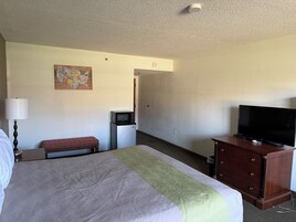 Quarto, 1 cama King, para não fumantes | Escrivaninha, ferros/tábuas de passar roupa, Wi-Fi de cortesia