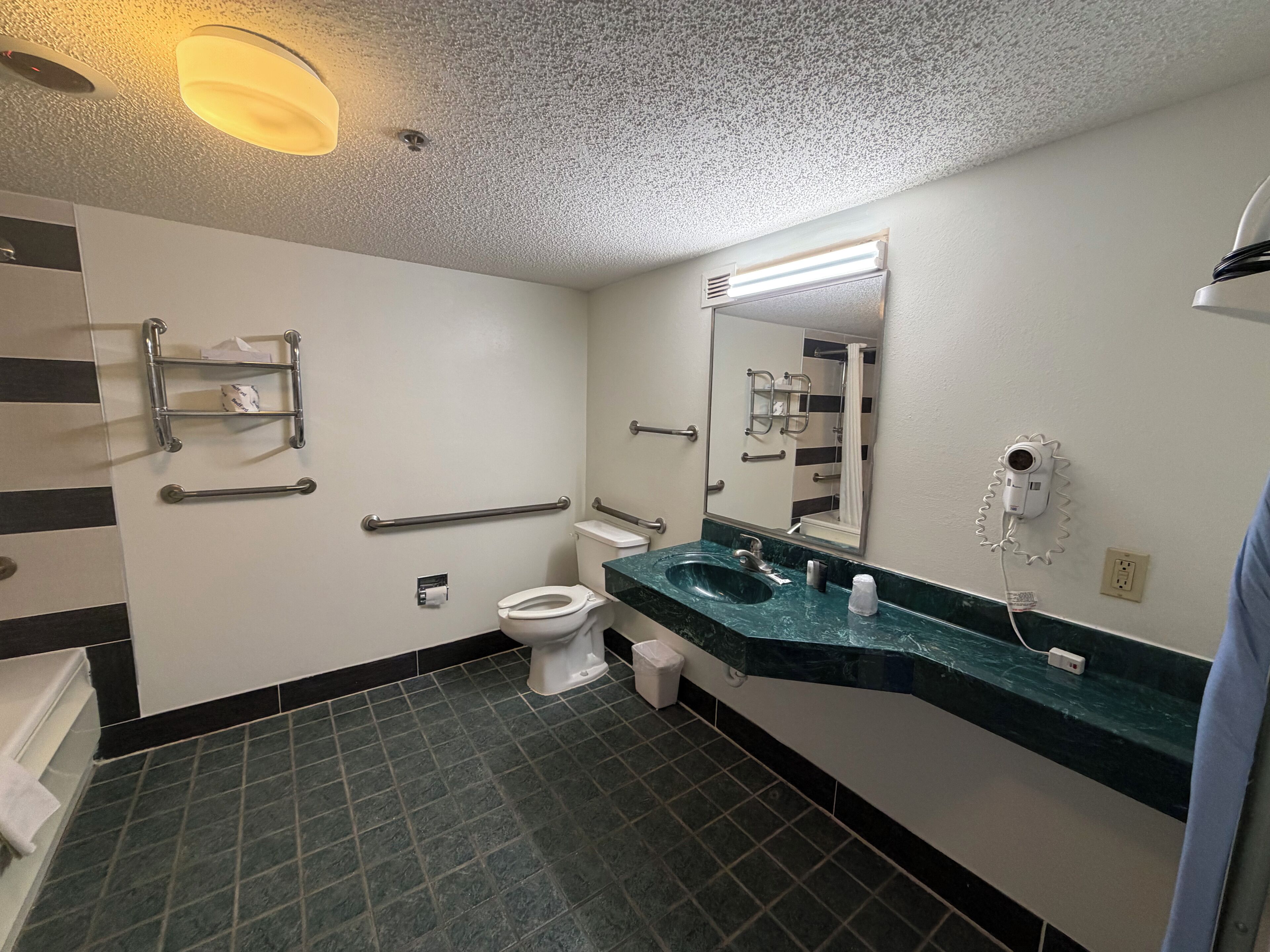 Honeymoon suite, niet-roken | Badkamer | Gratis toiletartikelen, een haardroger, handdoeken