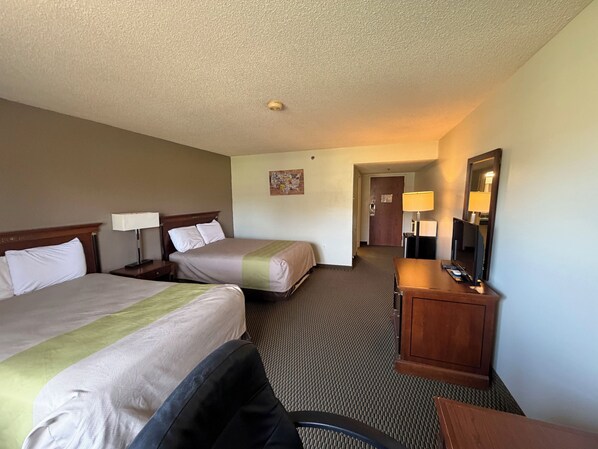 2 Queen Beds Accessible Non-Smoking | Camas com colchões pillow-top, escrivaninha