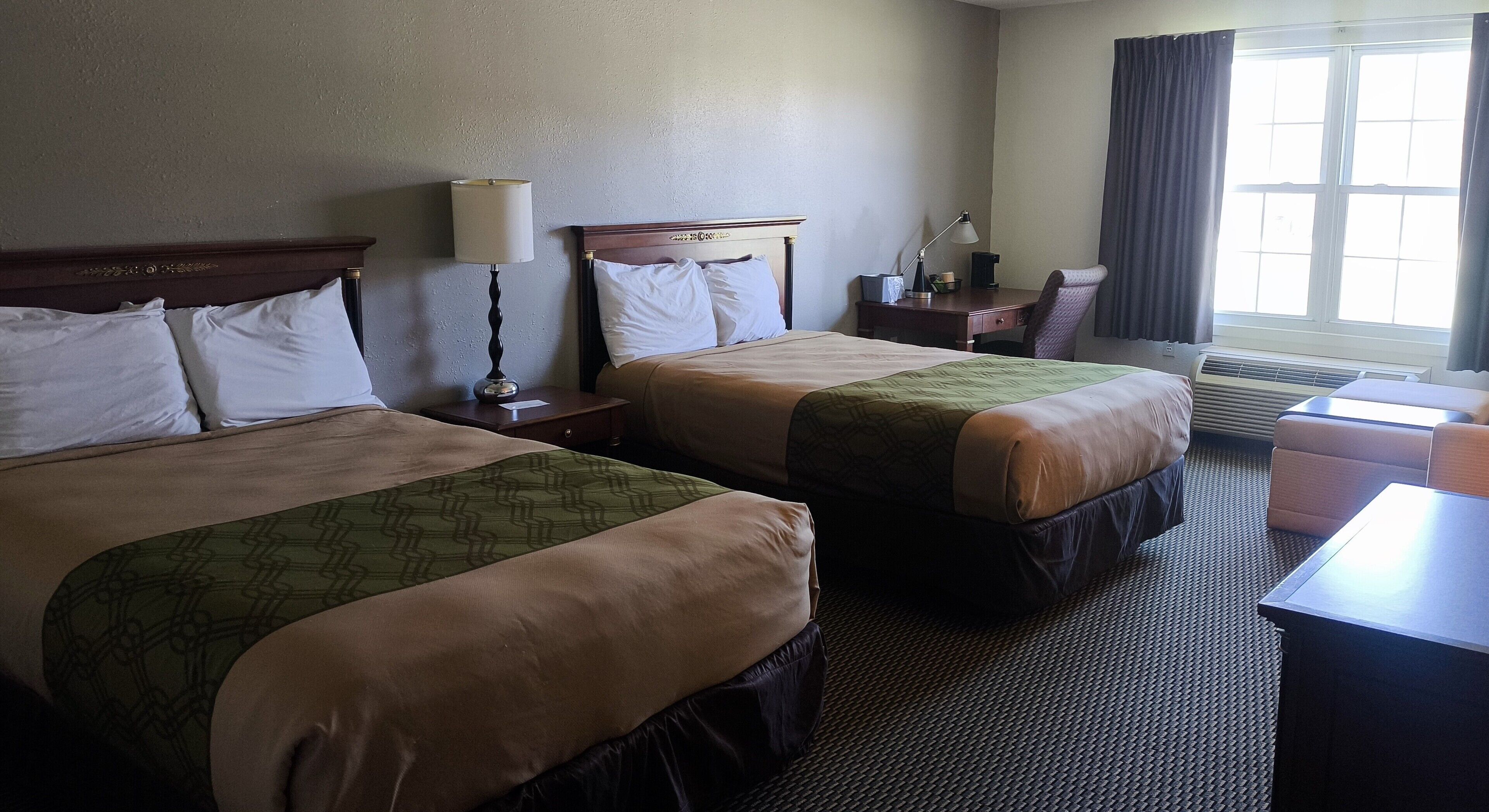 2 Queen Beds Non-Smoking with Whirlpool | Lit avec matelas à plateau-coussin, bureau, fer et planche à repasser