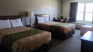 2 Queen Beds Non-Smoking with Whirlpool | Lit avec matelas à plateau-coussin, bureau, fer et planche à repasser
