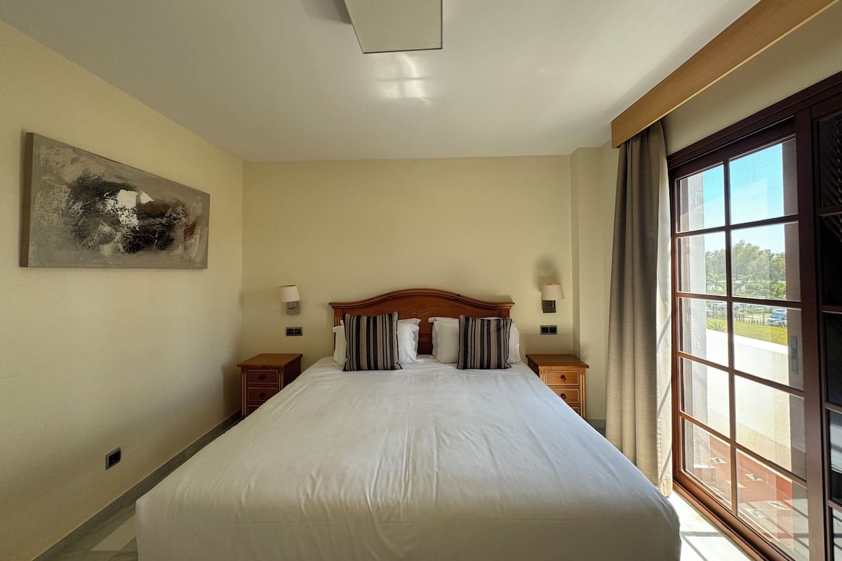 3 bedrooms, in-room safe, desk, WiFi