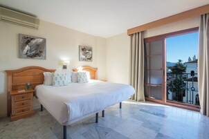 客房内保险箱、办公桌、婴儿床、WiFi