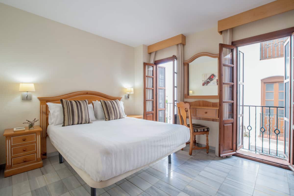 Appartement classique, 2 chambres | Coffre-fort, bureau, lit de bébé (supplément), Wi-Fi