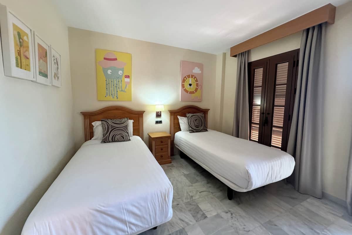 3 bedrooms, in-room safe, desk, cribs/infant beds