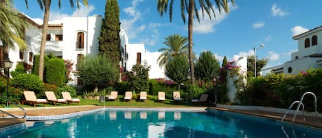 Una piscina cubierta, 2 piscinas al aire libre