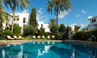 室内游泳池，2 室外游泳池