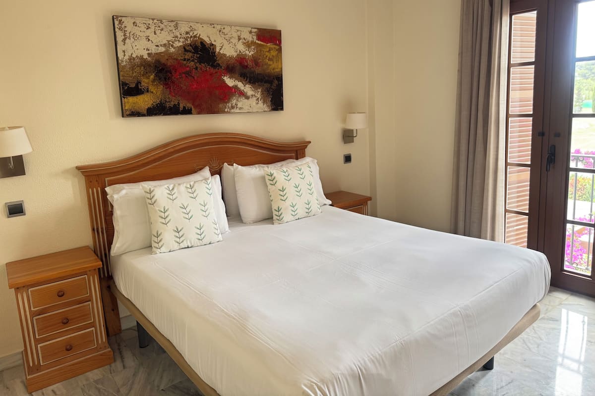 3 bedrooms, in-room safe, desk, cribs/infant beds