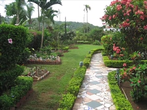 Garden - Villa Sonate (Runaway Bay)