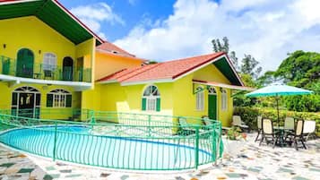 Outdoor pool, pool umbrellas, sun loungers