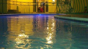 Une piscine dotée d’un balcon et d’une balustrade.