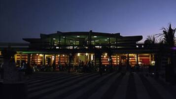 Voorkant accommodatie - avond/nacht