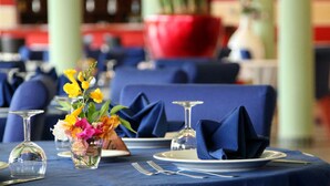 朝食、ランチ、ディナーに営業