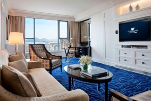 Suite – executive, 1 soverom | Oppholdsrom | En 42-tommers LCD-TV med Parabol-TV samt TV og iPod-dokkingstasjon